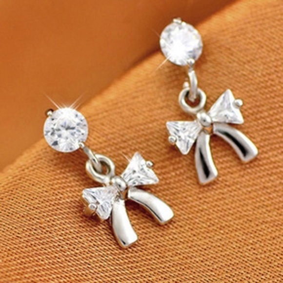 🎀 Beautiful 925S CZ Dainty Bow Earrings 🎀 - Picture 3 of 6